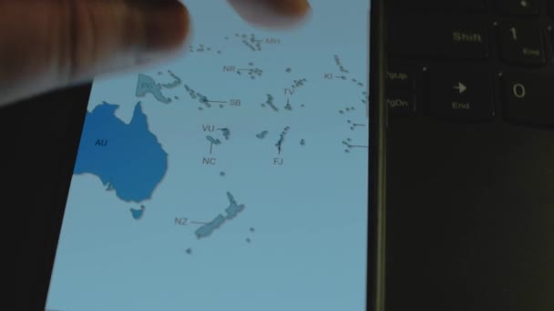 Användare Sociala Medier Land Smarttelefonskärmen Världskarta Australien — Stockvideo
