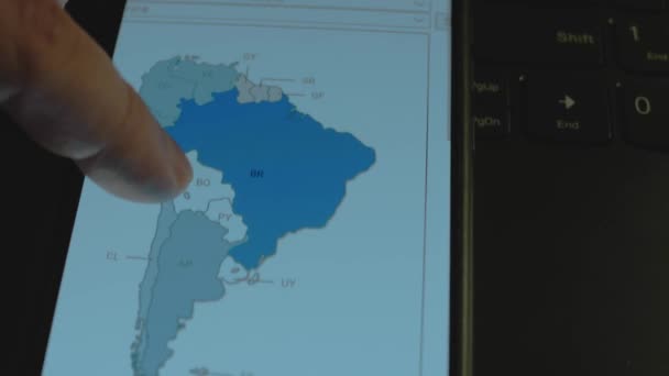 Közösségi Média Felhasználók Országonként Okostelefon Képernyőn Világ Térkép Dél Amerika — Stock videók