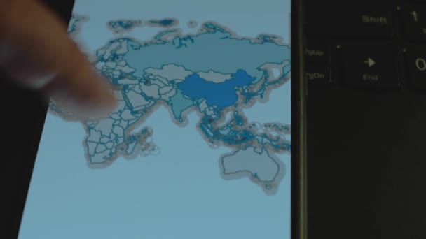 Akıllı Telefon Ekranında Ülke Bazında Sosyal Medya Kullanıcıları Dünya Haritası — Stok video