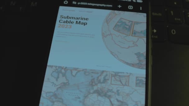 Υποβρύχια Καλώδια Internet Στον Παγκόσμιο Χάρτη Στην Οθόνη Smartphone — Αρχείο Βίντεο