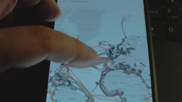 Υποβρύχια Καλώδια Internet Στον Παγκόσμιο Χάρτη Στην Οθόνη Smartphone Ατλαντικός — Αρχείο Βίντεο
