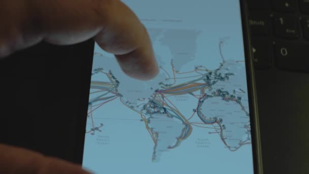Víz Alatti Internet Kábelek Világtérképen Okostelefon Képernyőn Atlanti Óceán Csendes — Stock videók