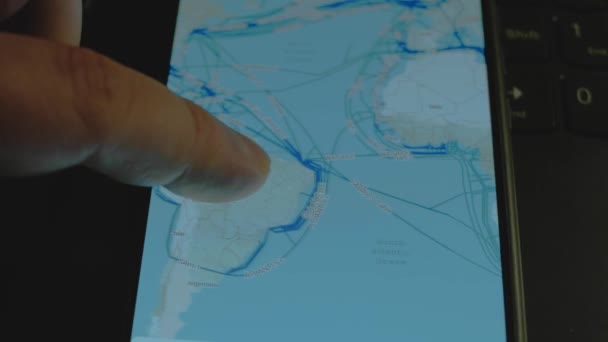 Podwodne Kable Internetowe Mapie Świata Ekranie Smartfona — Wideo stockowe