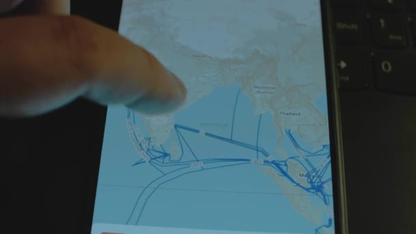 Podwodne Kable Internetowe Mapie Świata Ekranie Smartfona Zatoka Bengalska Australia — Wideo stockowe