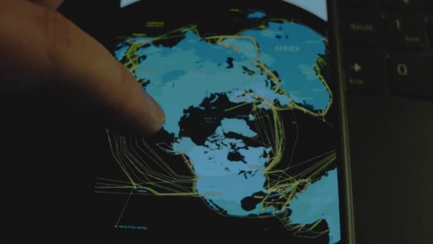 Υποβρύχια Καλώδια Internet Στον Παγκόσμιο Χάρτη Στην Οθόνη Smartphone — Αρχείο Βίντεο