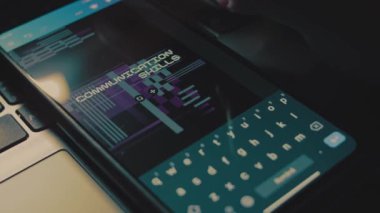 Cep telefonu ekranına yazılan iletişim becerileri. İletişim konsepti. Analog etkisi.