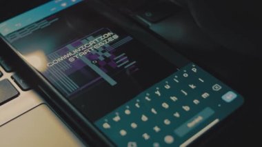 Cep telefonu ekranına yazılan iletişim stratejileri. İletişim konsepti. Analog etkisi.