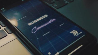 Cep telefonu ekranında iş iletişimi yazıları var. İletişim ve iş kavramı. Analog etkisi.