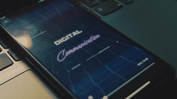 携帯電話のスクリーン上のデジタル通信碑文 コミュニケーションと技術コンセプト アナログ効果 — ストック動画