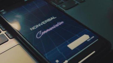 Cep telefonu ekranında sözlü olmayan iletişim yazıları var. İletişim konsepti. Analog etkisi.