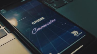 Cep telefonu ekranında kriz iletişimi yazıları. İletişim ve iş kavramı. Analog etkisi.