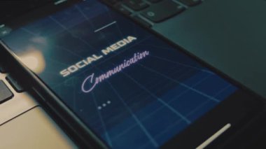 Cep telefonu ekranında sosyal medya iletişim yazıları. İletişim ve teknoloji kavramı. Analog etkisi.