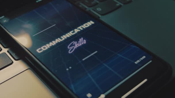 携帯電話のスクリーン上のコミュニケーションスキル碑文 コミュニケーションと有効性の概念 アナログ効果 — ストック動画