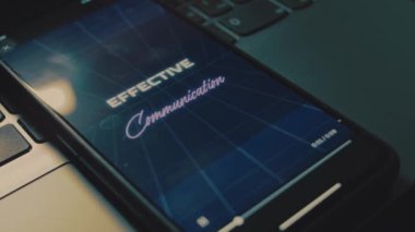 Cep telefonu ekranında etkili iletişim yazıları var. İletişim ve iş konsepti. Analog etkisi.