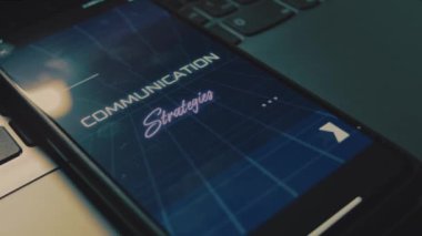 Cep telefonu ekranına yazılan iletişim stratejileri. İletişim konsepti. Analog etkisi.