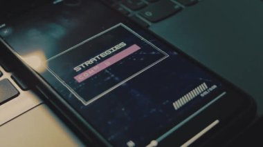 Akıllı telefon ekranına yazılan iletişim stratejileri. İletişim konsepti. Analog etkisi.