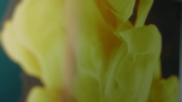 Abstrakcyjne Tło Żółtej Farby Zmieszanej Wodą Efekt Powielania Obrazu — Wideo stockowe