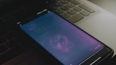 Akıllı telefon ekranında sabun köpükleri olan soyut mavi arkaplan.