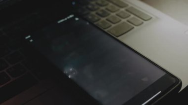 Akıllı telefon ekranında sabun köpükleri olan soyut siyah arkaplan.