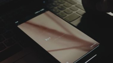 Akıllı telefon ekranındaki yazıdan asla vazgeçme. Işık çizgileri ekrandan gelir.