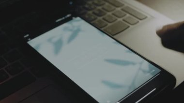 Akıllı telefon ekranında mavi arkaplanda olumlu bir yazı olsun. Işık ışınları ekrandan geliyor. Erkek el neşeyle kanat çırpıyor.