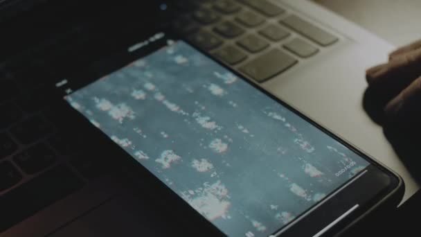 Luftblasen Auf Der Wasseroberfläche Hintergrund Auf Smartphone Bildschirm Männliche Hand — Stockvideo