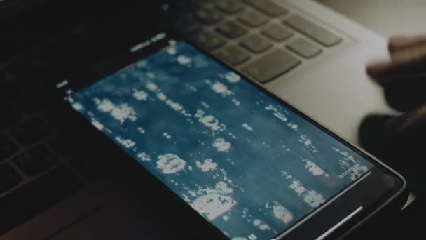 Yüzeyindeki Hava Kabarcıkları Akıllı Telefon Ekranında Patlıyor Erkek Neşeyle Kanat — Stok video