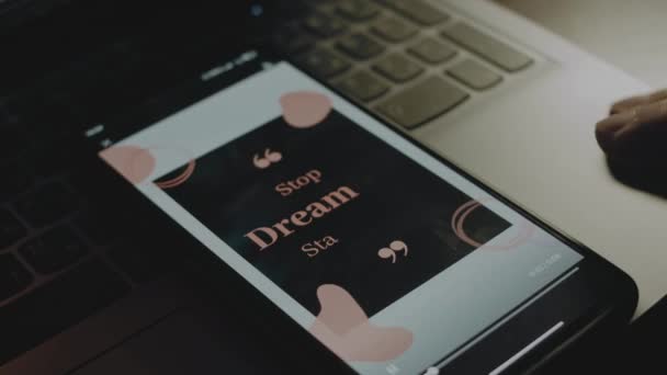 Припиніть Мріяти Почати Цитувати Екрані Смартфона Промені Світла Надходять Екрану — стокове відео