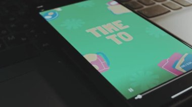 Akıllı telefon ekranında online eğitim grafik sunumu zamanı. Eğitim konsepti. Erkek el neşeyle kanat çırpıyor..