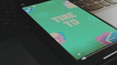 Akıllı telefon ekranında eğitici teknoloji grafik sunumu zamanı. Eğitim konsepti. Erkek el neşeyle kanat çırpıyor..