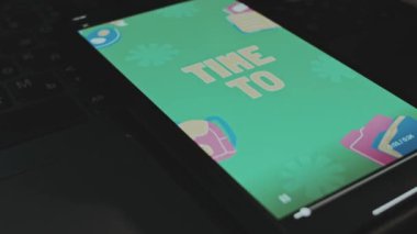 Akıllı telefon ekranında STEAM eğitim grafik sunumu zamanı. Eğitim konsepti. Erkek el neşeyle kanat çırpıyor..