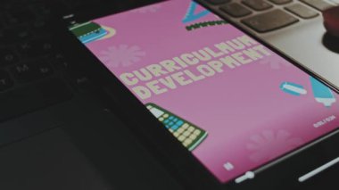 Akıllı telefon ekranında müfredat geliştirme grafik sunumu zamanı. Dalgalar etki ediyor. Erkek el neşeyle kanat çırpıyor..