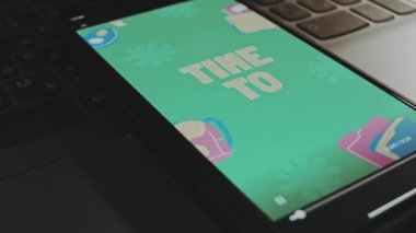 Akıllı telefon ekranında Eğitim Liderliği Grafik Sunumu zamanı. Dalgalar etki ediyor. Erkek el neşeyle kanat çırpıyor..