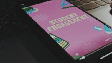 Akıllı telefon ekranına Öğrenci Angajman Grafikleri yazma zamanı. Dalgalar etki ediyor. Erkek el neşeyle kanat çırpıyor..