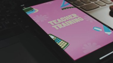 Akıllı telefon ekranında öğretmen grafik yazma eğitimi zamanı. Dalgalar etki ediyor. Erkek el neşeyle kanat çırpıyor..