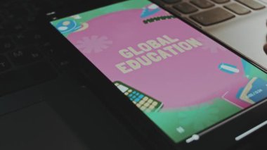 Akıllı telefon ekranında Küresel Eğitim Grafik Yazıtı Zamanı. Dalgalar etki ediyor. Erkek el neşeyle kanat çırpıyor..