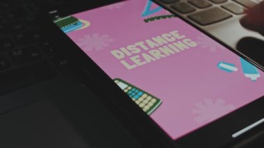 Akıllı telefon ekranında uzaklık grafik sunumunu öğrenme zamanı. Dalgalar etki ediyor. Erkek el neşeyle kanat çırpıyor..