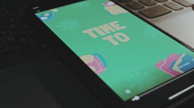 Akıllı telefon ekranında özel eğitim grafik sunumu zamanı. Dalgalar etki ediyor. Erkek el neşeyle kanat çırpıyor.