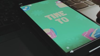 Cep telefonu ekranında yüksek öğrenim grafik sunumu zamanı. Eğitim konsepti. Erkek el neşeyle kanat çırpıyor..