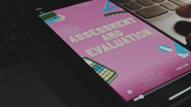 Cep telefonu ekranında değerlendirme ve değerlendirme grafik sunumu zamanı. Eğitim konsepti. Erkek el neşeyle kanat çırpıyor..
