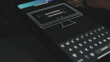 İnternet üzerinden eğitim teknolojisi olmayan internet reklamcılığı. Akıllı telefon ekranında grafiksel tasarım. Erkek el neşeyle kanat çırpıyor..
