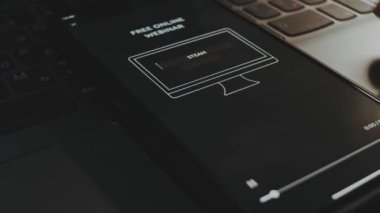 İnternet üzerinden ücretsiz webinar reklamcılığı. Akıllı telefon ekranında grafiksel tasarım. Erkek el neşeyle kanat çırpıyor..