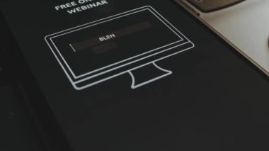 Harmanlanmış eğitim konusunda ücretsiz internet ağı. Akıllı telefon ekranında grafiksel tasarım. Erkek el neşeyle kanat çırpıyor..