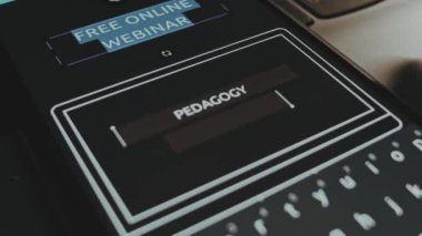 Pedagoji konusunda ücretsiz internet sitesi. Akıllı telefon ekranında yazı var. Erkek el neşeyle kanat çırpıyor..