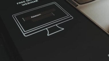 Değerlendirme ve değerlendirme konularında ücretsiz internet ağı. Akıllı telefon ekranında bilgisayar modeliyle grafiksel tasarım. Erkek el neşeyle kanat çırpıyor..