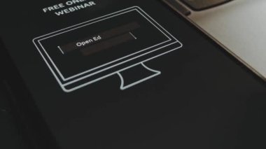 Eğitim kaynaklarını açın. Bedava internet sitesi. Akıllı telefon ekranında bilgisayar modeliyle reklam yapmak. Erkek el neşeyle kanat çırpıyor..