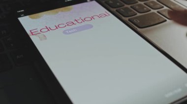 Akıllı telefon ekranında eğitici teknoloji yazıları. Arka planda suluboya fırça darbeleriyle grafiksel sunum. Eğitim kavramı.