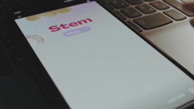 Akıllı telefon ekranında kök eğitim yazıları. Arka planda suluboya fırça darbeleriyle grafiksel sunum. Eğitim kavramı.