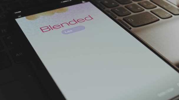 Blended Learning Schrift Auf Dem Smartphone Bildschirm Grafische Präsentation Mit — Stockvideo