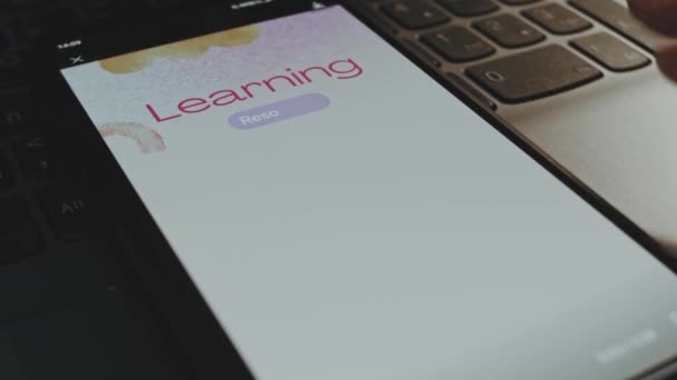 学习资源在智能手机屏幕上注册 以水彩笔为背景的图形演示 教育概念 — 图库视频影像